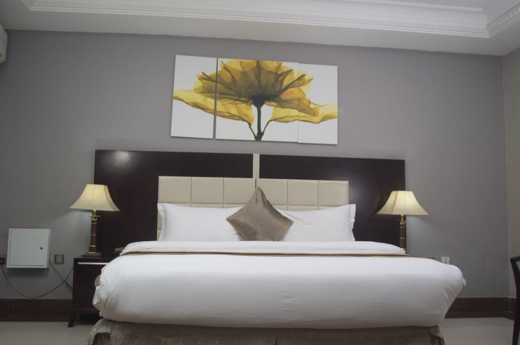 Grandbee Suites Ikeja Bagian luar foto