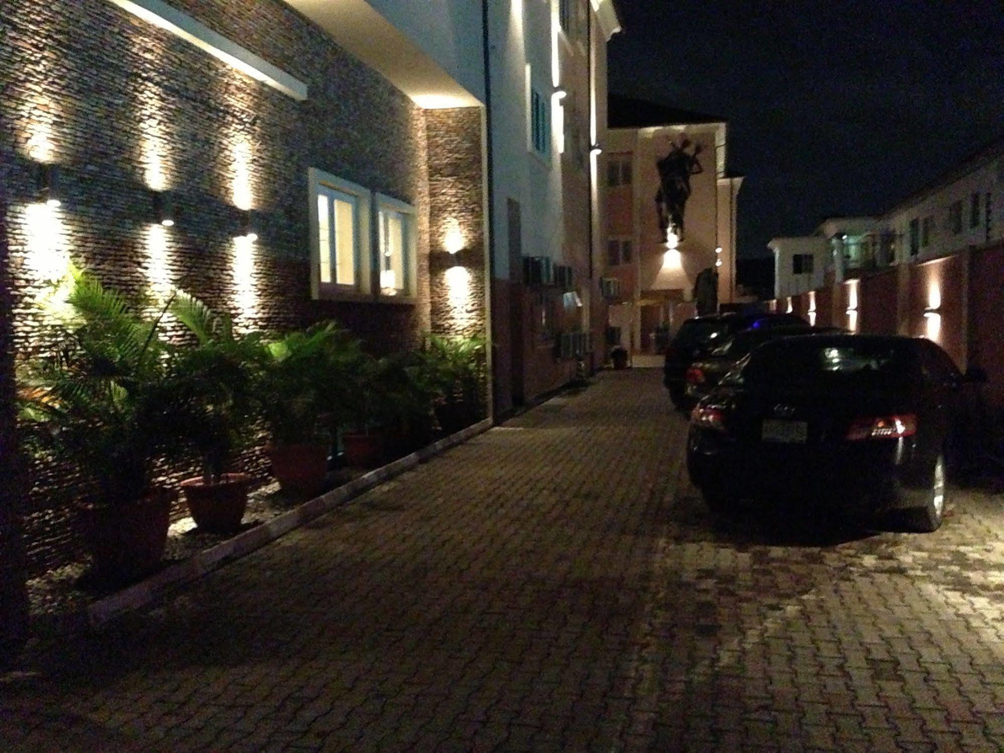 Grandbee Suites Ikeja Bagian luar foto