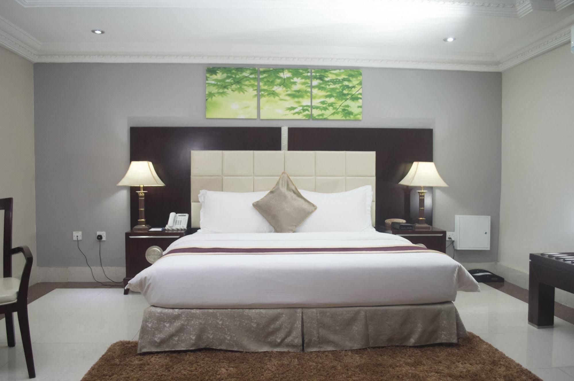 Grandbee Suites Ikeja Bagian luar foto